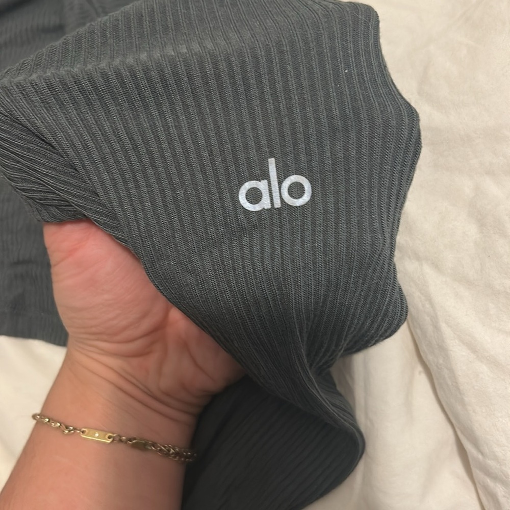 Alo yoga thrill seeker shrug dark cactus - Picture 2 of 4